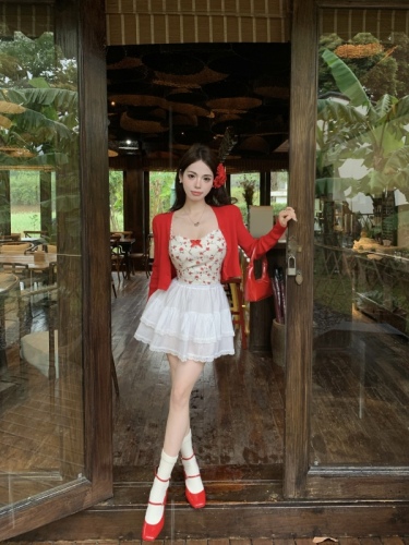 Real shot!  Sweet and pure desire, gentle style, floral suspenders, sun protection cardigan, lace skirt, three-piece suit