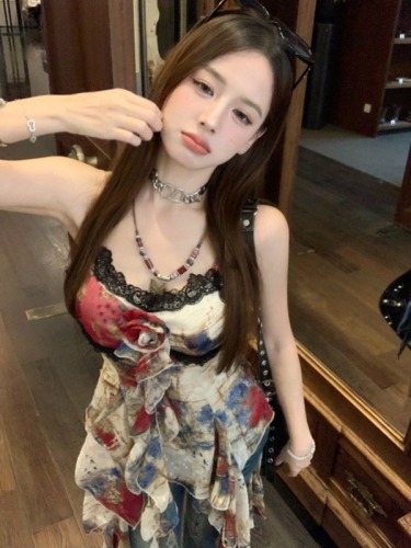 Real shot of Nan Lixiang, oil painting art student, slimming camisole and irregular lace top with design