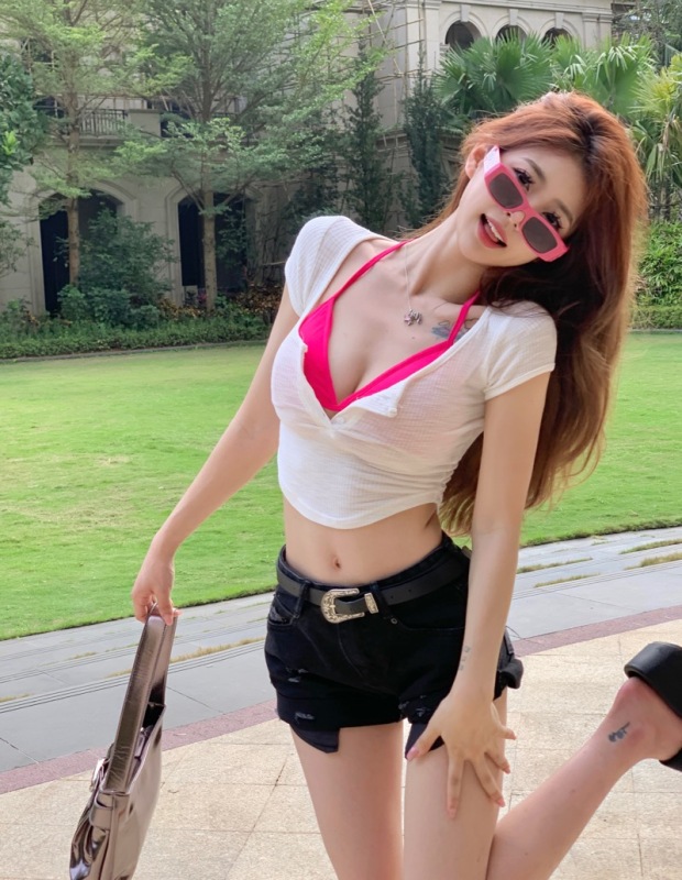 Actual shot of a pure lust hottie in rose red lace-up halterneck with small suspenders + versatile T-shirt two-piece set
