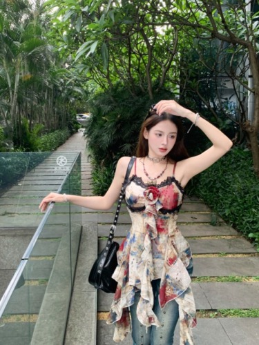 Real shot of Nan Lixiang, oil painting art student, slimming camisole and irregular lace top with design