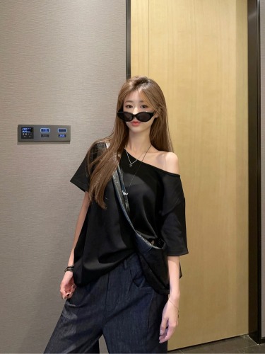 Actual shot ~ magazine cover hot girl looking slim black off-shoulder loose slanted collar short-sleeved T-shirt female solid color top