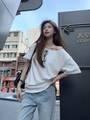 Actual shot ~ magazine cover hot girl looking slim black off-shoulder loose slanted collar short-sleeved T-shirt female solid color top