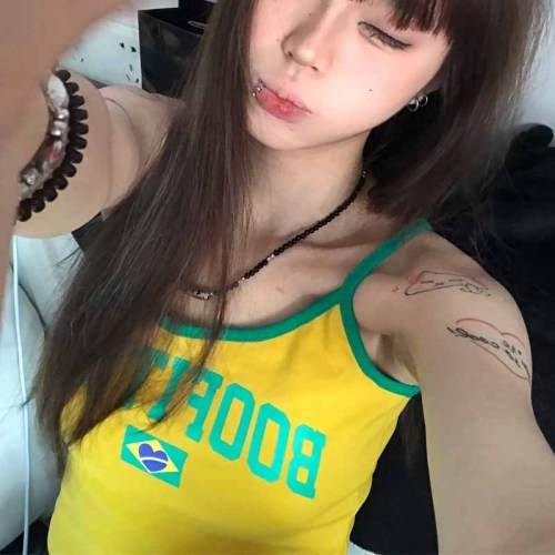 Complete three standards ~ 2024 new summer hot girl letter print yellow slim fit navel-baring short camisole for women