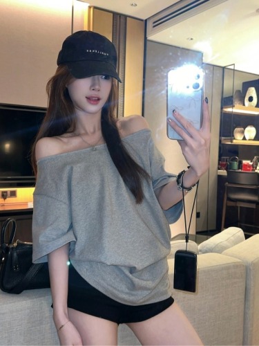 Actual shot ~ magazine cover hot girl looking slim black off-shoulder loose slanted collar short-sleeved T-shirt female solid color top