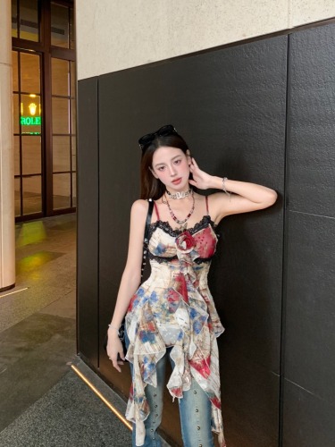 Real shot of Nan Lixiang, oil painting art student, slimming camisole and irregular lace top with design