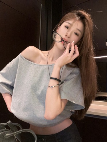 Actual shot ~ magazine cover hot girl looking slim black off-shoulder loose slanted collar short-sleeved T-shirt female solid color top