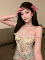 Real shot of French sweet tube top, lace embroidery, sexy fishbone bra, pure desire, slim-fitting buttoned top