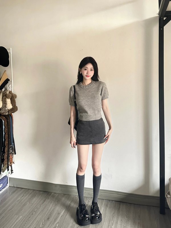 Real shot of miu style golden gray knitted short-sleeved + A-line hip-hugging skirt