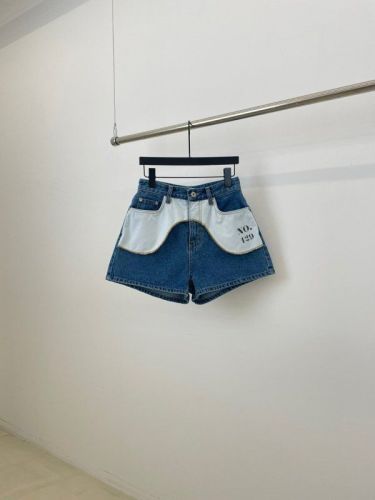 Versatile denim shorts with stylish letter design