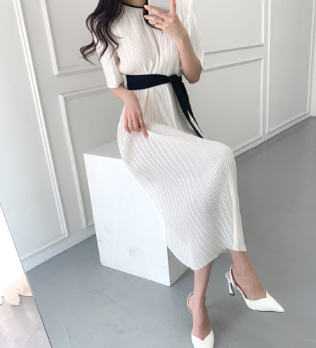 Elegant and simple color-blocked round neck pleated strap dress