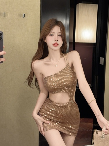 Real shot ~ Hot girl with sequined one-shoulder hollow-out waist, tight-fitting butt-covering stage sexy car model dress for women