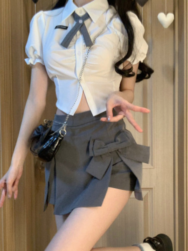 Real shot of age-reducing girl’s white puff-sleeved shirt + bow high-waisted slit A-line skirt suit