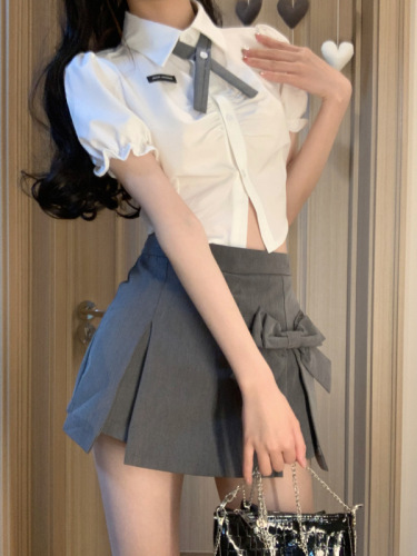 Real shot of age-reducing girl’s white puff-sleeved shirt + bow high-waisted slit A-line skirt suit