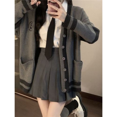 Spring, autumn and winter college style gray mature beauty outfit with lazy style knitted cardigan + tie shirt + pleated skirt