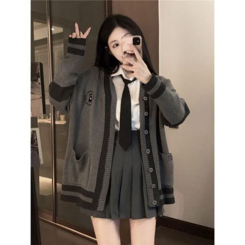 Spring, autumn and winter college style gray mature beauty outfit with lazy style knitted cardigan + tie shirt + pleated skirt