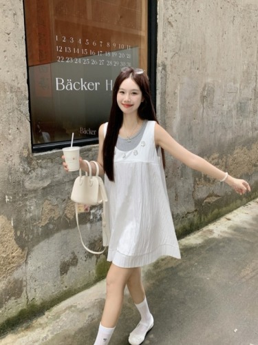 Actual shot of 2024 new summer style gray and white patchwork flower decoration sleeveless loose vest dress for women two-piece suit