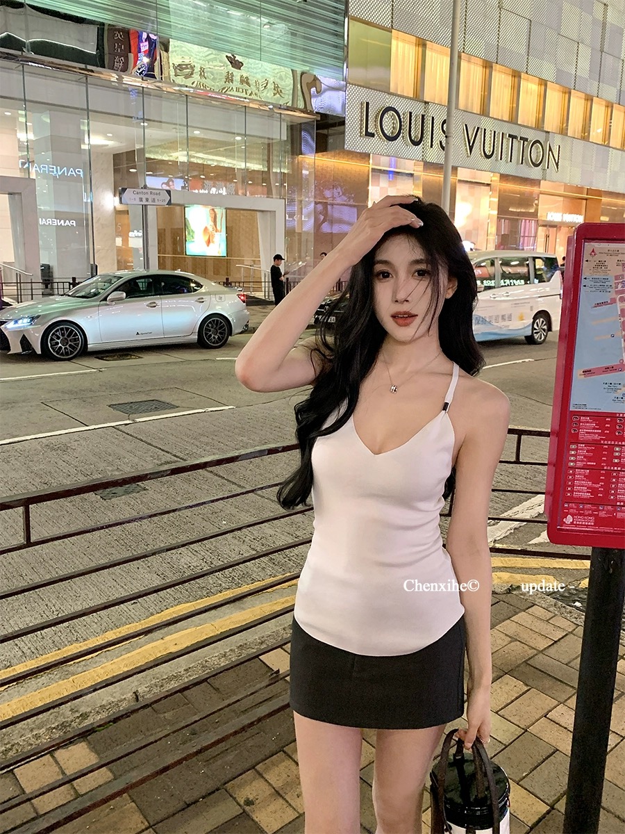 何晨曦 冰絲環扣背心女夏季黑白兩色背後工字設計v領純色辣妹上衣