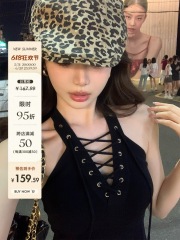 Chen Jianan on May 31 at 8 PM wants to wear a small bralette 1main lingerie, focusing on it with a single gaze.