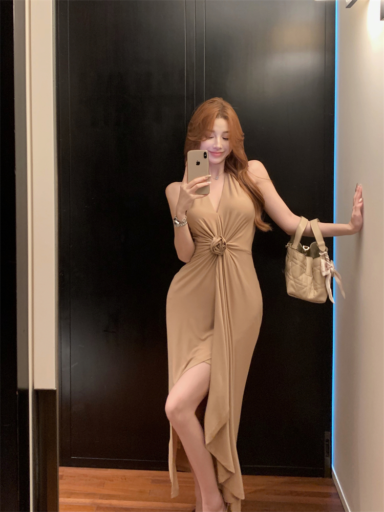 Actual shot of designer, elegant, waist-slimming and slimming goddess hip-hugging dress