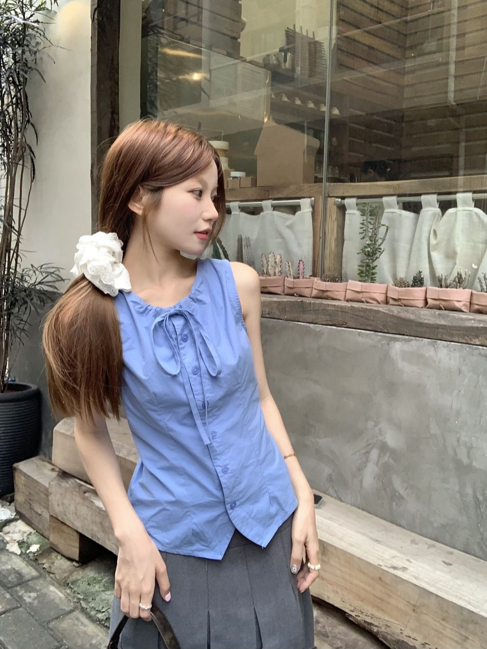 Actual shot of French resort style sleeveless lace-up single-breasted blue vest for women