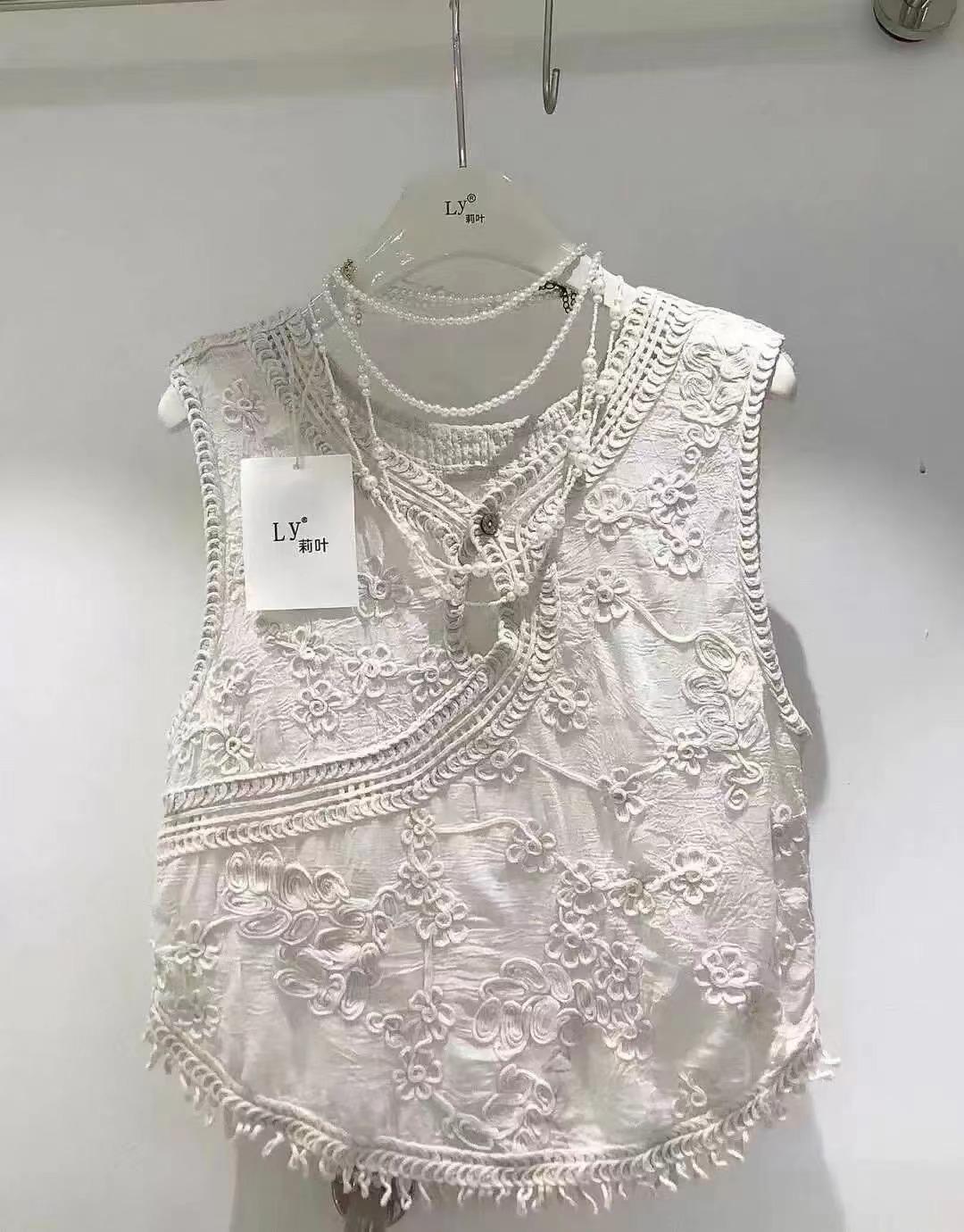 New Chinese-style buttonless sleeveless backless top for women, summer sweet and spicy, layering and wearing design, unique and trendy fashionable top.