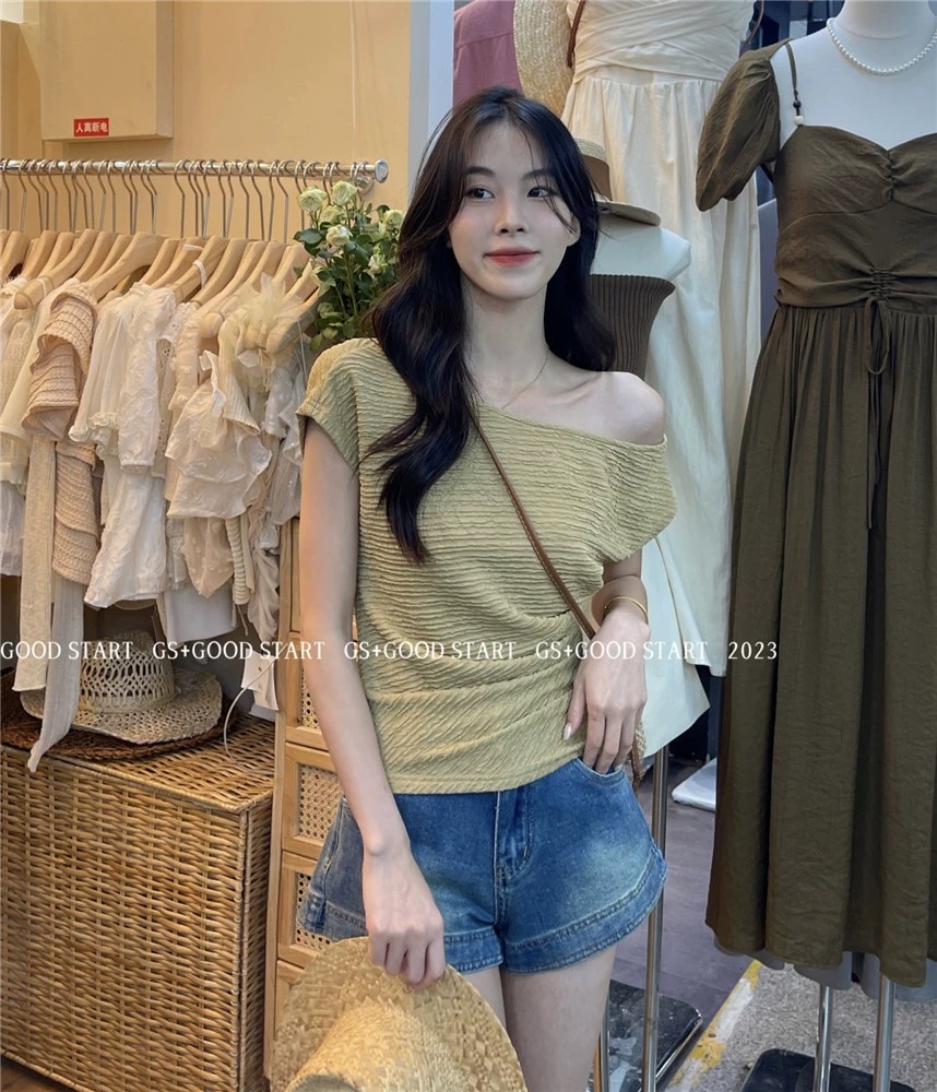 GS法式肌理感褶皺T恤女夏設計感小眾顯瘦一字領露肩鎖骨短款上衣