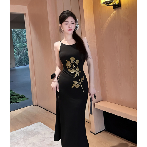 Actual shot of new women's embroidered flower slim-fit hip-hugging mid-length suspender dress