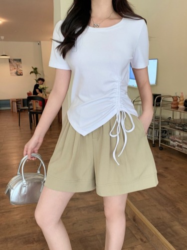 Actual shot of 2024 new summer clothes for fat mm, fashionable and versatile, slimming, leg-lengthening, elastic waist, wide-leg shorts, women's pants