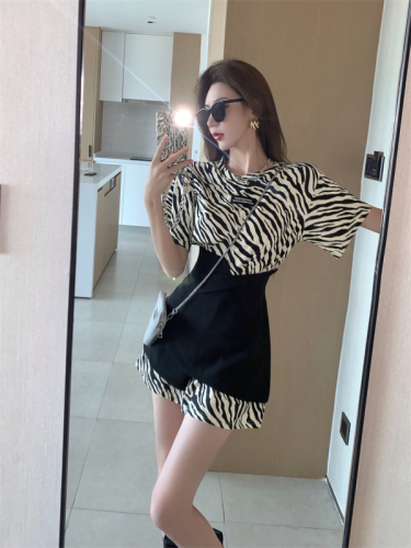 Real shot of short-sleeved T-shirt skirt suit, zebra pattern mid-length top + skirt, irregular short skirt two-piece set