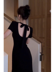 法式復古赫本風黑色露背連衣裙女夏季高級感氣質收腰顯瘦a字長裙