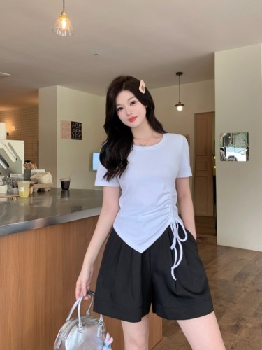 Actual shot of 2024 new summer clothes for fat mm, fashionable and versatile, slimming, leg-lengthening, elastic waist, wide-leg shorts, women's pants