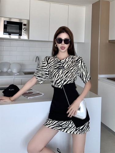 Real shot of short-sleeved T-shirt skirt suit, zebra pattern mid-length top + skirt, irregular short skirt two-piece set