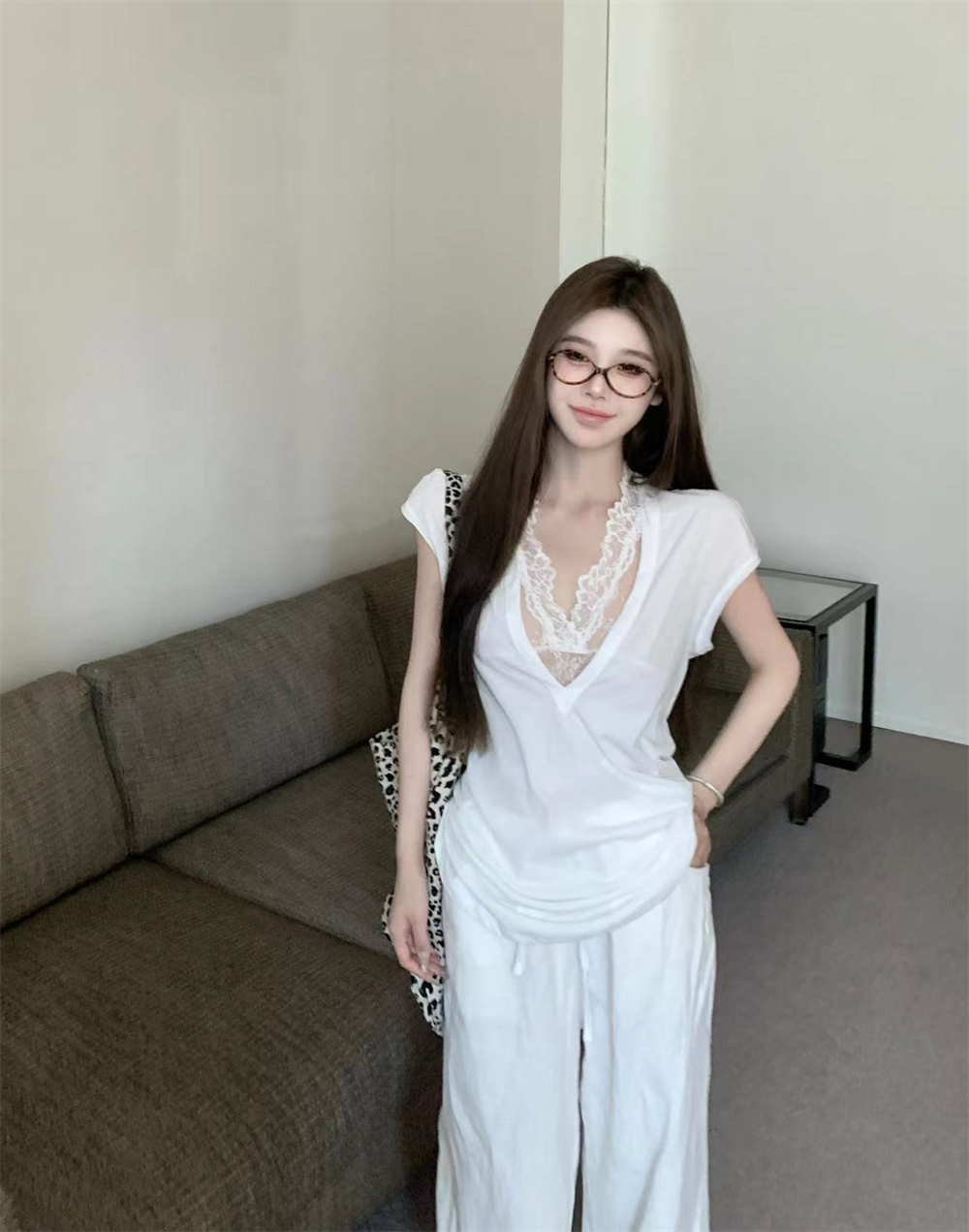 A great stacking tool, the big v-neck vest lace bottoming shirt + the deep V-neck pure cotton vest sleeveless top that can be worn reversibly