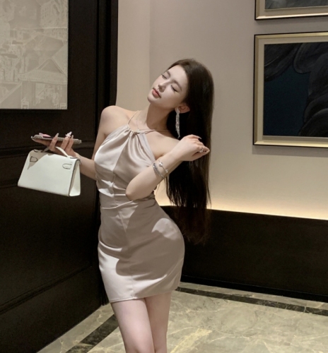 Real shot of satin pleated sleeveless halterneck dress, ladylike temperament, sexy waist-cinching, slim-fitting butt-covering short skirt