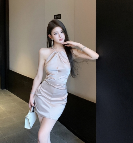 Real shot of satin pleated sleeveless halterneck dress, ladylike temperament, sexy waist-cinching, slim-fitting butt-covering short skirt