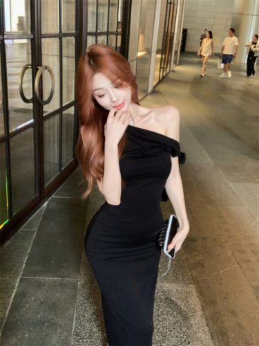 Real shot of multi-wear off-the-shoulder elastic slim-fitting long skirt and hip-hugging dress