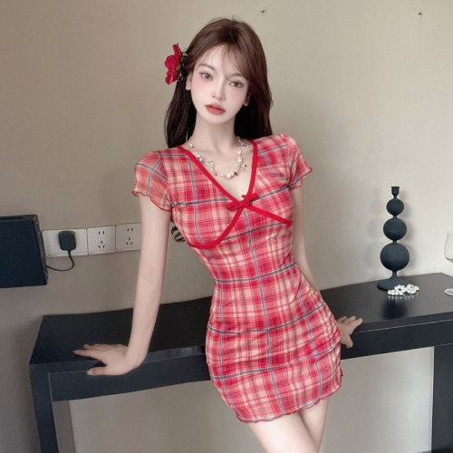 Red plaid short-sleeved dress for hot girls in summer, hip-hugging short skirt, high-end figure-showing low-cut v-neck skirt