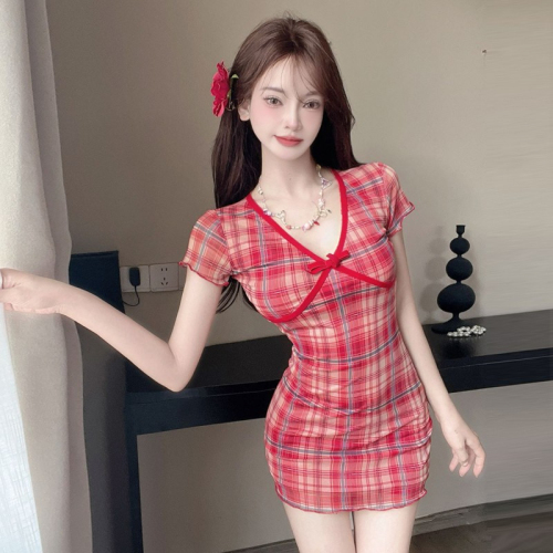 Red plaid short-sleeved dress for hot girls in summer, hip-hugging short skirt, high-end figure-showing low-cut v-neck skirt