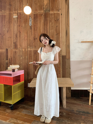 Actual shot of a gentle French-style square-neck dress with a slim waist and a simple long skirt