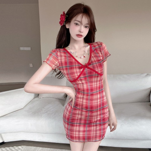 Red plaid short-sleeved dress for hot girls in summer, hip-hugging short skirt, high-end figure-showing low-cut v-neck skirt