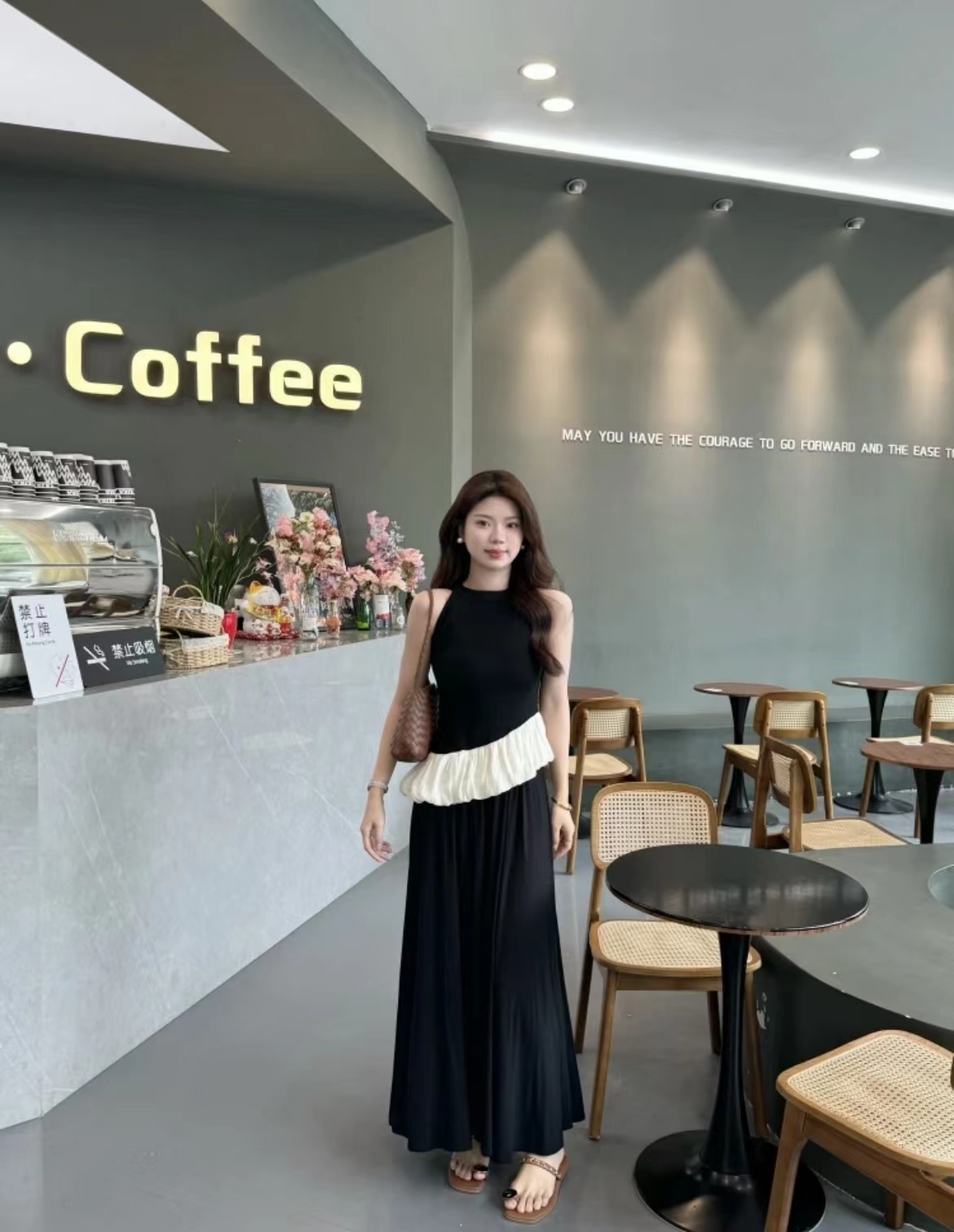 Dongdaemun’s high-end Korean style outfits!  Designed splicing ruffled irregular sleeveless halterneck vest for women