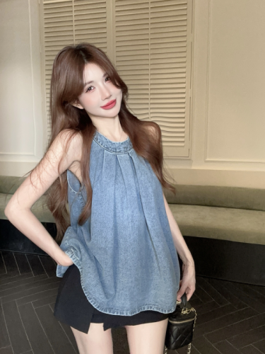 Real shot of retro pleated sleeveless vest for women with Korean style loose and age-reducing chic halterneck top