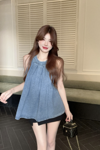 Real shot of retro pleated sleeveless vest for women with Korean style loose and age-reducing chic halterneck top