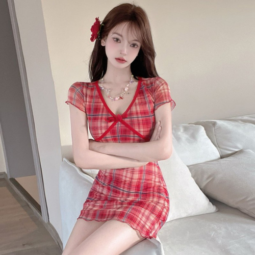 Red plaid short-sleeved dress for hot girls in summer, hip-hugging short skirt, high-end figure-showing low-cut v-neck skirt