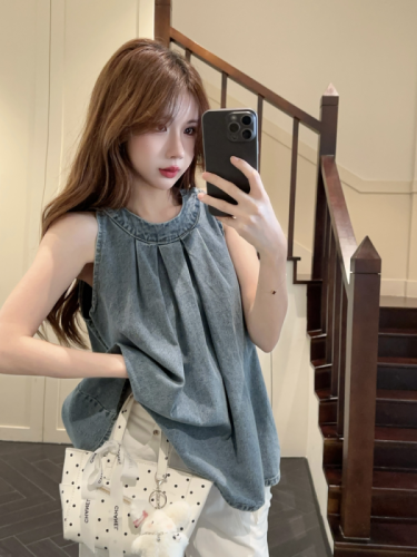 Real shot of retro pleated sleeveless vest for women with Korean style loose and age-reducing chic halterneck top