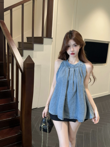 Real shot of retro pleated sleeveless vest for women with Korean style loose and age-reducing chic halterneck top