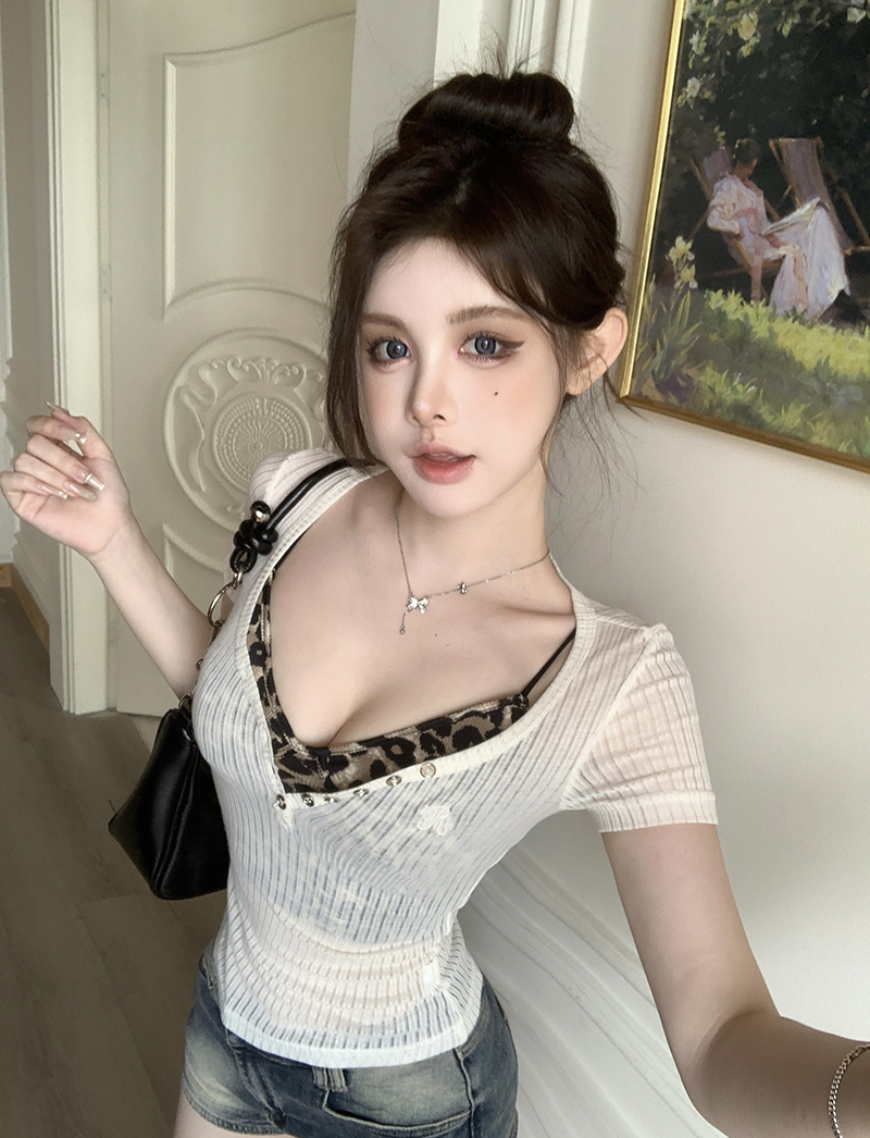 Real shot of summer design V-neck solid color T-shirt for hot girls slim sexy short top leopard print suspenders