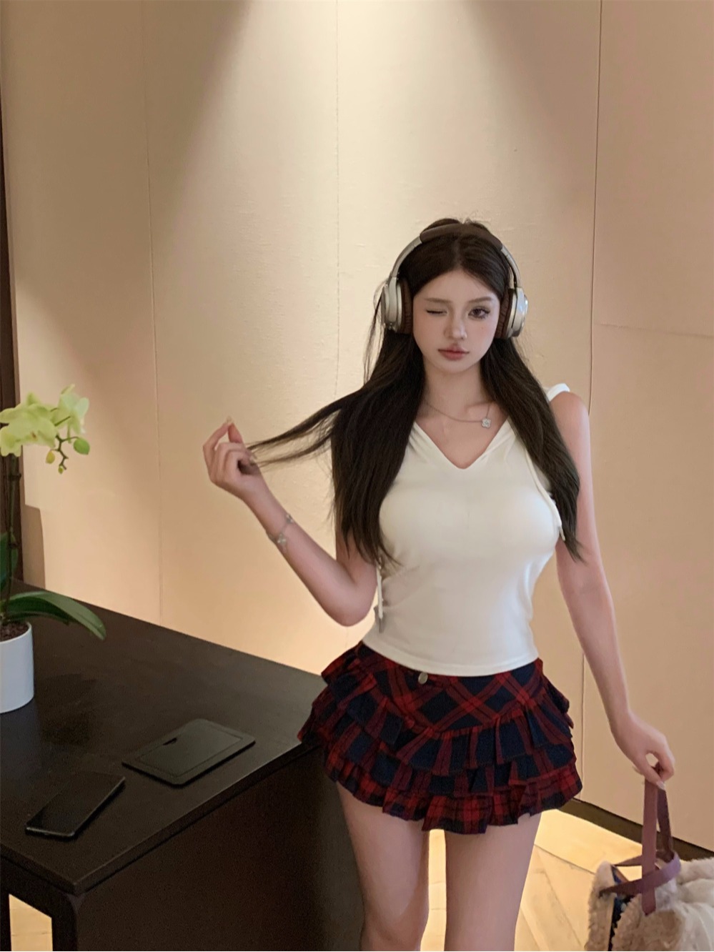 Real shot of American hot girl white hooded vest T-shirt female short backless top + plaid ruffle skirt