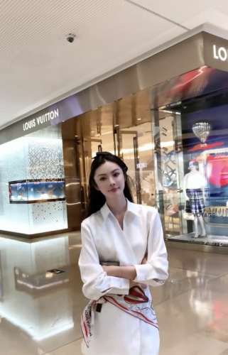 The Story of Roses Liu Yifei and Huang Yimei’s same white V-neck satin cross-waist shirt dress with elegant temperament