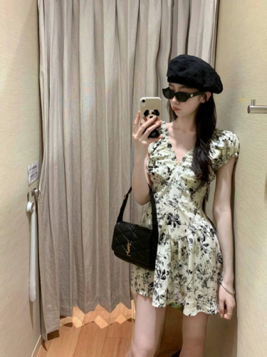 French retro V-neck sleeveless floral dress for women, waist-cinching temperament, high-end hot girl vacation short skirt for summer